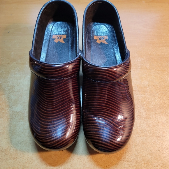 Dansko XP Wavy Embossed Patent Brown Clogs Size 7.5 US 38 EU - Picture 6 of 8